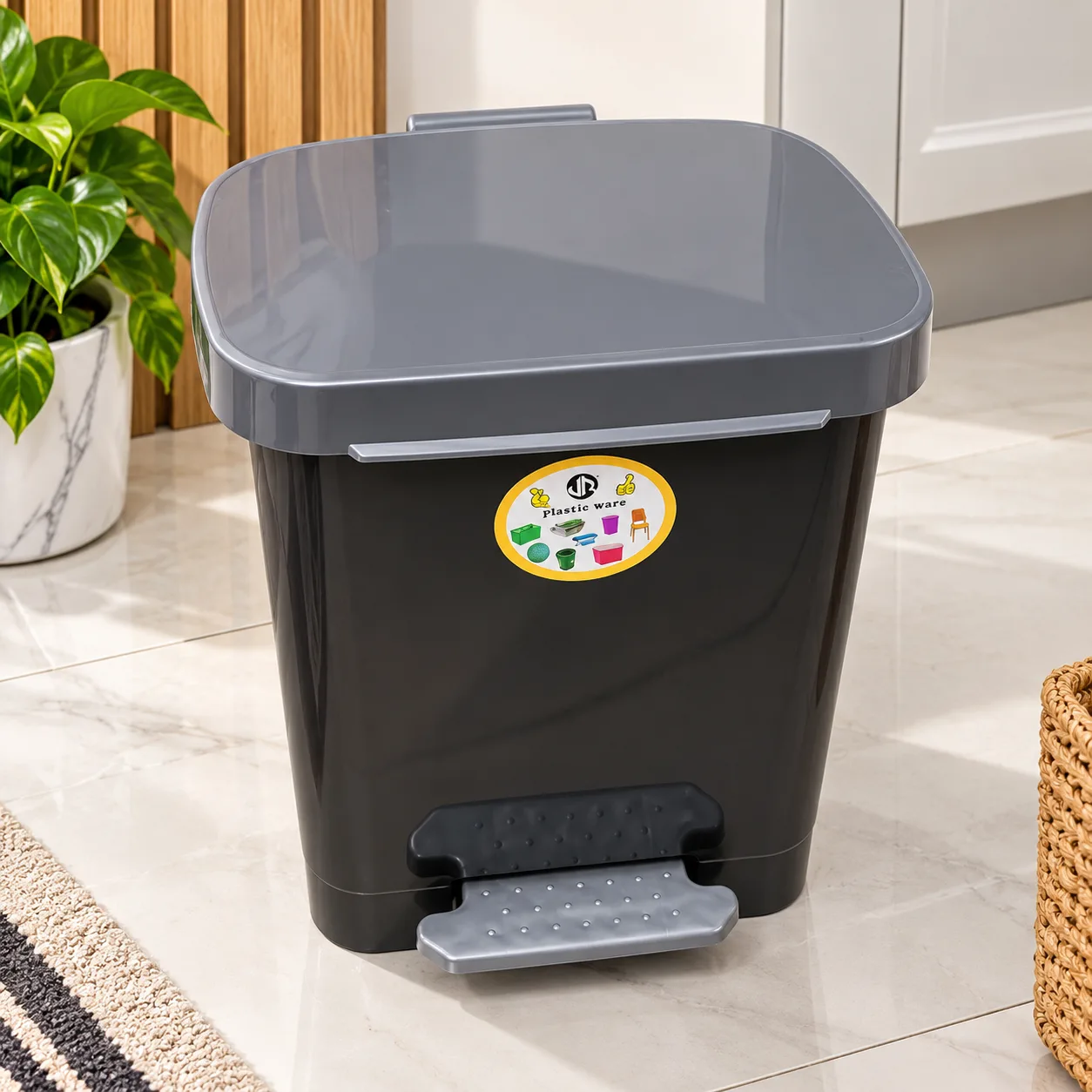 Plastic Step-On Pedal Dustbin with Lid